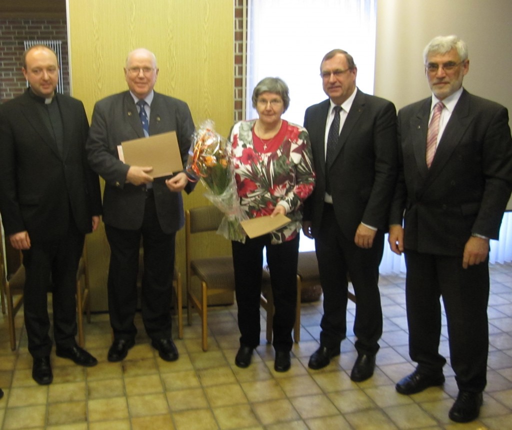 Bei der Ehrung: Präses Thomas Lemanski, Franz-Josef und Elisabeth Hellmann, Bundessekretär Ulrich Vollmer und Vorsitzender Günther Probst